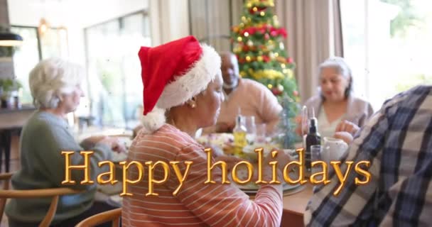 Animación Felices Fiestas Texto Sobre Diversos Amigos Mayores Cena Navidad — Vídeos de Stock
