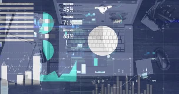 책상에 노트북과 사무실 용품을 인포그래픽 인터페이스의 애니메이션 디지털 비즈니스 보고서 — 비디오