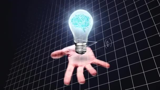 女性の手と数学的なデータ処理に対する脳を持つ電球のアニメーション グローバルサイエンス コンピューティング データ処理のコンセプトデジタル生成ビデオ — ストック動画