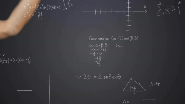 Animace Žárovky Mozkem Nad Rukou Ženy Zpracování Matematických Dat Globální — Stock video