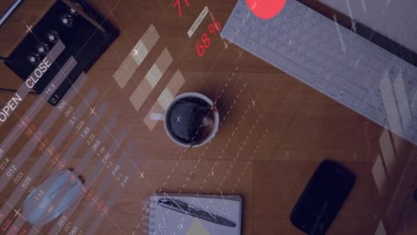オフィスデスクのコーヒーカップに落ちる砂糖キューブに対する統計データ処理のアニメーション コンピュータインターフェースとビジネスデータ技術のコンセプト — ストック動画