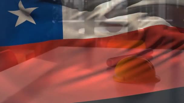 Анимация Флага Чиле Машущего Над Желтым Шлемом Планом Пола Столе — стоковое видео