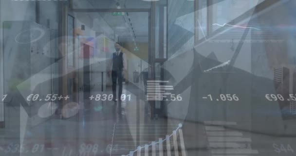 사무실 복도에서 코카서스 사람에 데이터 처리의 애니메이션 컴퓨터 인터페이스 비즈니스 — 비디오