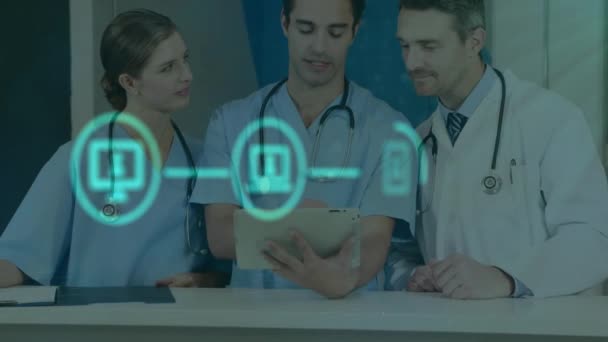 Kafkas Doktorların Dijital Tablet Üzerinde Hasta Raporlarını Tartışan Ikonların Akış — Stok video