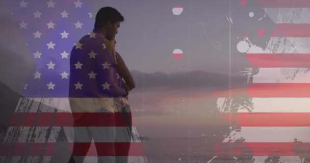 Sahilde Birbirini Kucaklayan Çift Irklı Amerikan Bayrağının Canlandırılması Bağımsızlık Günü — Stok video