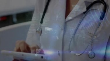 Kafkas kadın doktor üzerinde veri işleme animasyonu. Küresel tıp, bilim, bağlantılar, hesaplama ve veri işleme kavramı dijital olarak oluşturulmuş video.