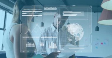 Grafiklerin animasyonu, dünya ve çeşitli iş arkadaşlarının ofislerinde fikirlerini paylaşmaları üzerine çubuklar yüklemek. Dijital bileşik, çoklu pozlama, rapor, iş dünyası, küreselleşme, takım çalışması ve teknoloji kavramı.