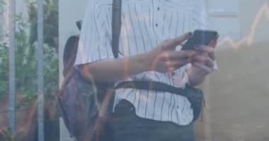Animasyon grafikleri ve çift ırklı bir adamın akıllı telefondan kaydırdığı oklar. Dijital bileşik, çoklu pozlama, rapor, iş, büyüme, yön ve teknoloji kavramı.
