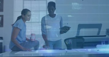 Ofiste bir plan üzerinde tartışan iki farklı kadın hakkında istatistiksel veri işleme animasyonu. Bilgisayar arayüzü ve iş veri teknolojisi kavramı