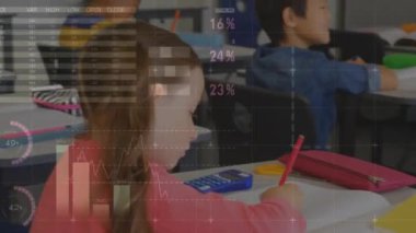 Kafkasyalı bir kızın deftere yazması üzerine bilgi arayüzü animasyonu. Dijital bileşik, çoklu pozlama, rapor, iş, büyüme, ilerleme, küresel, çocukluk ve okul kavramı.