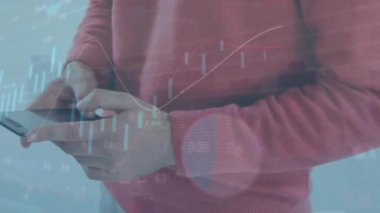 Grafiklerin animasyonu, daireler yükleme ve alım satım kurulu, cep telefonu kullanan beyaz adamın orta kesimi. Dijital bileşik, çoklu pozlama, rapor, iş dünyası, borsa ve teknoloji kavramı.