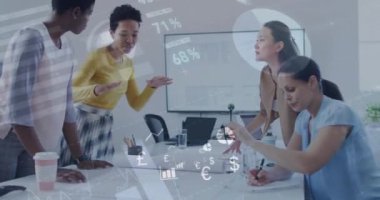 Ofisteki proje fikirlerini tartışan çeşitli meslektaşlar üzerinde hareket eden bilgi arayüzünün animasyonu. Dijital bileşim, iş dünyası, rapor, veri, takım çalışması, tartışma, toplantı, kurul odası.