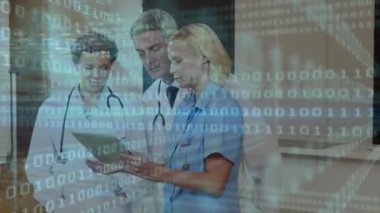 Kafkasyalı doktorlar üzerinde ikili kodlama veri işleme animasyonu. Küresel tıp, bilim, bağlantılar, hesaplama ve veri işleme kavramı dijital olarak oluşturulmuş video.