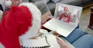 Kafkasyalı üst düzey ebeveynler ve kızları Noel 'de bilgisayar başında ağırdan alıyor. İletişim, aile, Noel, kutlama, birliktelik, gelenek ve yaşam tarzı, değiştirilmemiş.