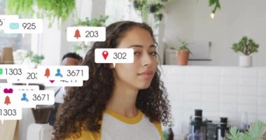 Kafelerde gülümseyen melez kadın için çoklu uyarı çubukları. Dijital kompozit, çoklu pozlama, iş, soyut, sosyal medya anımsatıcı ve teknoloji kavramı.