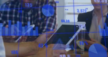 Ofisteki çeşitli meslektaşlar üzerinde elektronik cihazlar kullanarak istatistiksel veri işleme animasyonu. Bilgisayar arayüzü ve iş veri teknolojisi kavramı