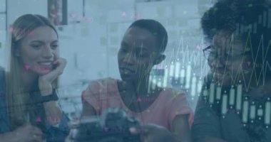 Çeşitli kadın iş arkadaşlarının masada tartıştığı birden fazla grafik animasyonu. Dijital bileşik, çoklu pozlama, rapor, iş dünyası, iş arkadaşları, planlama ve takım çalışması kavramı.