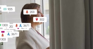 Numaraları değiştirmenin animasyonu, bilgilendirme çubuklarında ikonlar, üst düzey düşünceli melez kadın. Dijital bileşik, çoklu pozlama, iş, büyüme, sosyal medya anımsatıcı, emeklilik ve teknoloji.