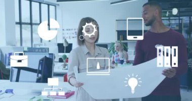 Ofisteki planların kat planlarını tartışan çeşitli mimarlar üzerinde birden fazla simgenin canlandırılması. Dijital kompozit, rapor, iş dünyası, fikirler, planlama, takım çalışması, bulut hesaplama ve teknoloji.