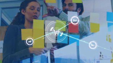 Ofisteki farklı insanlar üzerindeki simgelerle bağlantı ağının animasyonu. Küresel iş, hesaplama, ağlar, dijital arayüz ve dijital olarak oluşturulmuş video işleme kavramı.