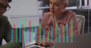 İstatistiksel veri işleme animasyonu. Ofisteki evraklar üzerinde tartışan farklı erkek kadın hakkında. Bilgisayar arayüzü ve iş veri teknolojisi kavramı