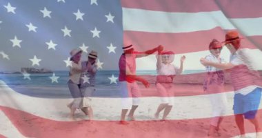 Yaz aylarında çeşitli kıdemli dostların kumsalda bayrak sallaması. Usa, Amerikan çeşitliliği, ulusal bayrak ve vatanseverlik kavramı dijital olarak oluşturulmuş video.