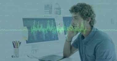 Kafkasyalı genç işadamının ofisteki akıllı telefondan konuştuğu ses dalgalarının animasyonu. Dijital bileşik, gürültü, frekans, yayın, konuşma tanıma, iş, teknoloji.