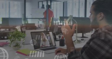 Grafiklerin animasyonu, farklı iş arkadaşlarının bilgisayarda video görüşmesi sırasında raporları tartışması. Dijital bileşik, çoklu pozlama, iş, küreselleşme, takım çalışması ve teknoloji kavramı.