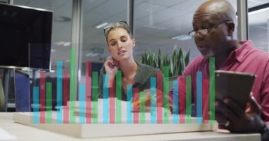 İstatistiksel veri işleme animasyonu. Ofisteki bir plan üzerinde tartışan kadın ve erkek arasında. Bilgisayar arayüzü ve iş veri teknolojisi kavramı