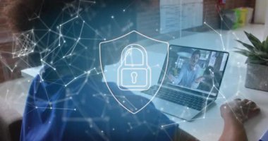 Kalkandaki asma kilidin animasyonu ve çeşitli iş arkadaşlarının video konuşmalarında birbirine bağlı noktalar. Dijital bileşik, çoklu pozlama, koruma, takım çalışması, planlama ve teknoloji kavramı.