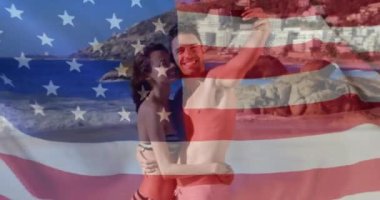 Amerika bayrağının yazın plajda beyaz bir çift üzerinde canlandırılması. Usa, Amerikan vatanseverliği, ulusal bayrak ve yaşam tarzı konsepti dijital olarak oluşturulmuş video.
