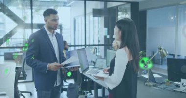 Çeşitli iş arkadaşlarının ayakta durup raporları tartışması üzerine birden fazla simgenin canlandırılması. Dijital bileşik, çoklu pozlama, iş, tehlikeli, kirlilik, takım çalışması ve teknoloji konsepti.