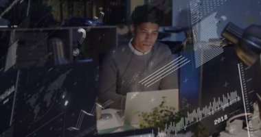 Geç saatlere kadar bilgisayarla çalışan düşünceli melez bir adama karşı veri işleme animasyonu. Bilgisayar arayüzü ve iş veri teknolojisi kavramı
