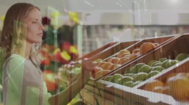 Marketten alışveriş yapan beyaz bir kadın için finansal veri işleme animasyonu. Küresel iş, bağlantılar, hesaplama ve veri işleme kavramı dijital olarak oluşturulmuş video.