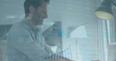 Grafik animasyonu, daireler yükleme ve alım satım tahtası, dizüstü bilgisayarda çalışan beyaz adam. Dijital bileşik, çoklu pozlama, rapor, iş, ilerleme, teknoloji ve borsa kavramı.