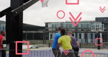 Basketbol oynayan farklı arkadaşların üzerine düşen geometrik şekillerin animasyonu. Dijital bileşim, çoklu pozlama, yön, birliktelik, spor ve rekabet konsepti.