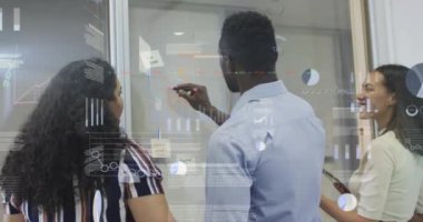 Çoklu grafiklerin animasyonu, çeşitli iş arkadaşlarının beyaz tahtada strateji tartışmaları. Dijital bileşik, çoklu pozlama, iş, borsa, planlama ve takım çalışması kavramı.