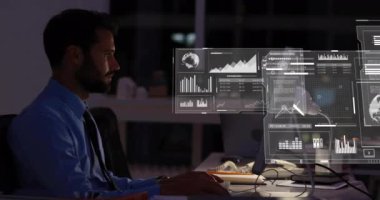 Bilgi arayüzü animasyonu ve ofiste bilgisayar üzerinde çalışan beyaz iş adamı odaklı. Dijital bileşim, iş dünyası, rapor, ilerleme, küreselleşme, geç saatlere kadar çalışma, gece, teknoloji.