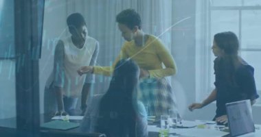 Ofiste tartışan bir grup farklı kadın için istatistiksel veri işleme animasyonu. Bilgisayar arayüzü ve iş veri teknolojisi kavramı