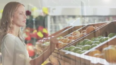 Marketten alışveriş yapan beyaz bir kadın için finansal veri işleme animasyonu. Küresel iş, bağlantılar, hesaplama ve veri işleme kavramı dijital olarak oluşturulmuş video.