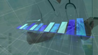 Beyaz kadın doktor üzerinde istatistik ve finansal veri işleme animasyonu. Küresel tıp, işletme, bağlantılar, hesaplama ve veri işleme kavramı dijital olarak oluşturulmuş video.