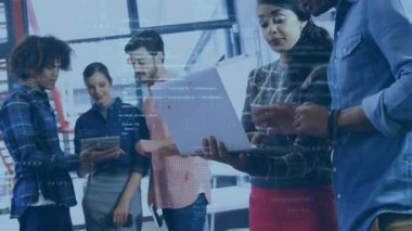 Dizüstü bilgisayarla ilgili tartışan çeşitli mutlu meslektaşlar yerine programlama dilinin animasyonu. Dijital bileşim, kodlama, veri işleme, takım çalışması, beşlik çakma, başarı ve teknoloji.