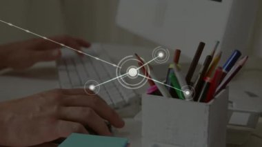 Bilgisayar kullanarak bir kızın orta bölümündeki bağlantı ağının animasyonu. Okul ve eğitim teknolojisi kavramı