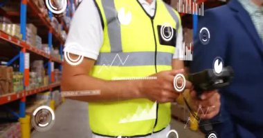 Depodaki envanter konusunu tartışan çeşitli meslektaşlar üzerine bilgi arayüzü animasyonu. Dijital bileşim, iş dünyası, rapor, ilerleme, takım çalışması, nakliyat, teknoloji, lojistik.