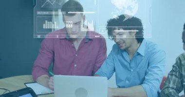 Çeşitli iş arkadaşlarının raporları tartışması üzerine grafiklerin, yerkürelerin, dairelerin ve çubukların animasyonu. Dijital bileşik, çoklu pozlama, iş, küreselleşme, takım çalışması ve teknoloji kavramı