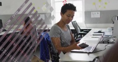 Afrika kökenli Amerikalı bir kadının cep telefonuyla iş arkadaşını karşılaması üzerine bilgi arayüzü animasyonu. Dijital bileşim, iş dünyası, rapor, ilerleme, takım çalışması, masa başı, teknoloji, mutluluk ve ofis.