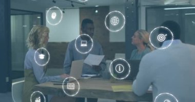 Muhtelif iş arkadaşlarının ofiste raporları tartışması üzerine daireler çizerek ikon animasyonu. Dijital bileşik, çoklu pozlama, iş, küreselleşme, eğitim, planlama, takım çalışması ve teknoloji kavramı.