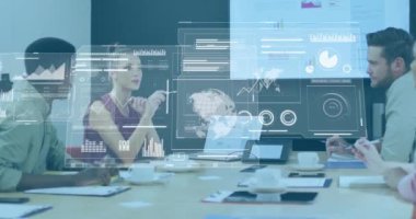 Çeşitli iş arkadaşlarının raporları tartışırken grafiklerin, yerkürelerin, çubukların ve dairelerin animasyonu. Dijital bileşik, çoklu pozlama, iş, küreselleşme, takım çalışması ve teknoloji kavramı.