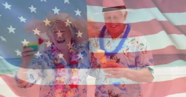 Yazın plajda Amerika bayrağının Kafkasyalı yaşlı çift üzerinde canlandırılması. Usa, Amerikan vatanseverliği, ulusal bayrak ve yaşam tarzı konsepti dijital olarak oluşturulmuş video.