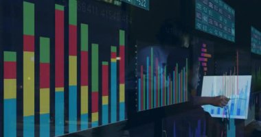 Ofisteki bilgisayarda tartışan kadın ve erkek arasında veri işleme animasyonu. Bilgisayar arayüzü ve iş veri teknolojisi kavramı